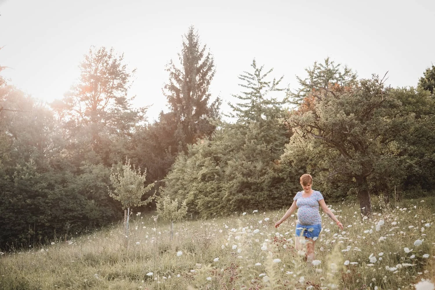 Genießen-Rennen-Kugelbauch-Natur-Sommersonne-Gegenlicht-Schwangerschaft-Babybauch-Shooting.jpg