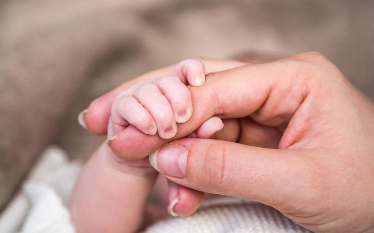 Handgriff-Festhalten-Mama-Baby-Newborn-Shooting.jpg