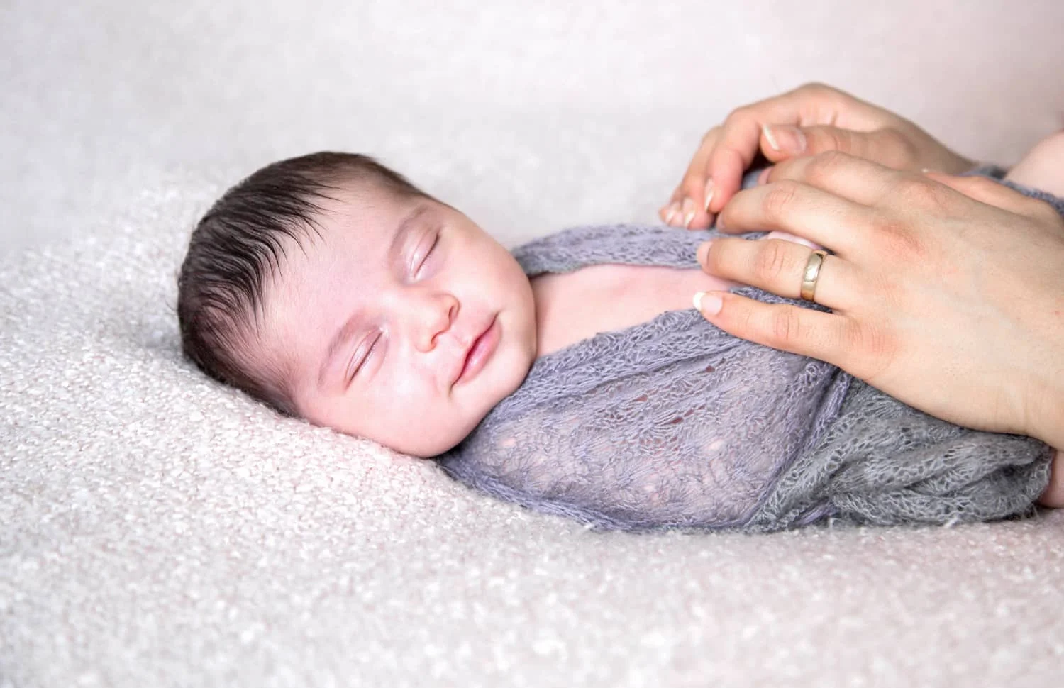 Lächeln-Hände-Mama-Baby-Newborn-Shooting.jpg