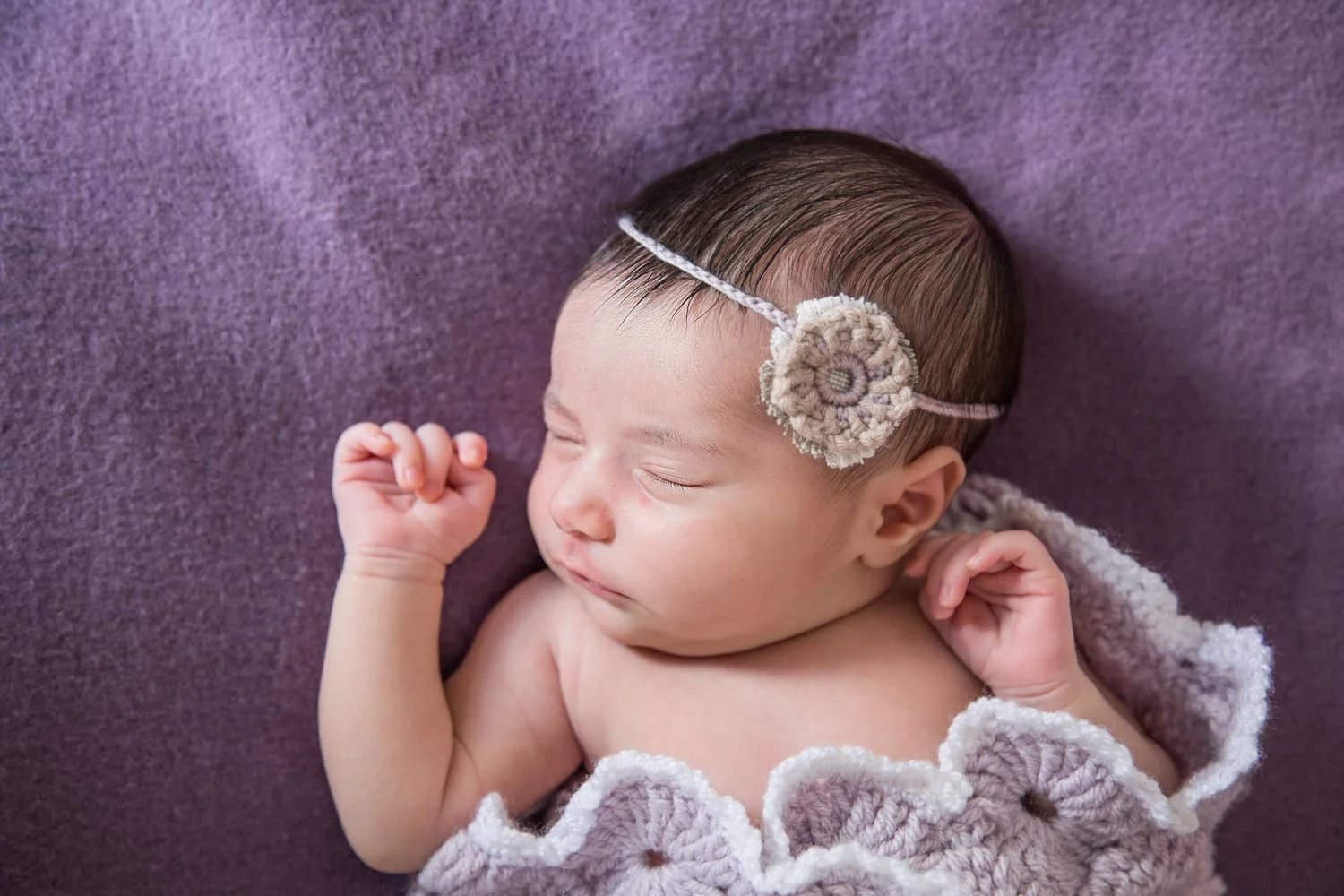Mädchen-Lila-Blume-Haar-Schlafen-Baby-Newborn-Shooting.jpg