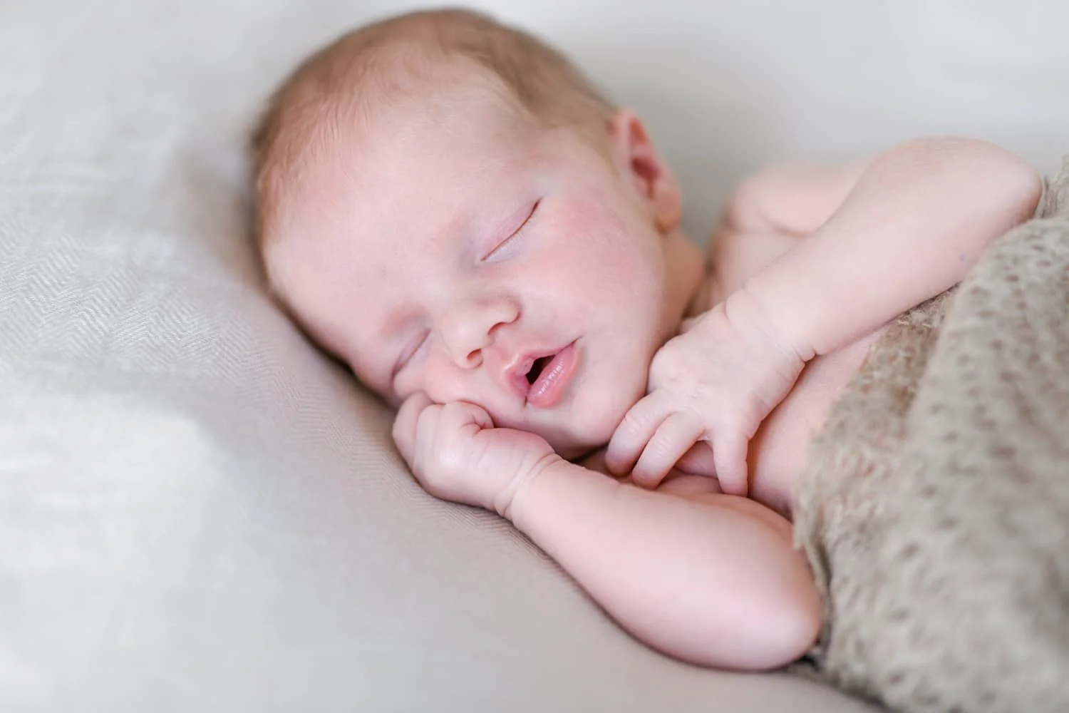 Träumen-Junge-Schlafen-Baby-Newborn-Shooting.jpg