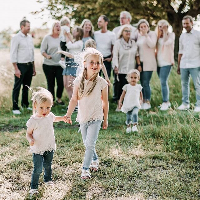 Familie ist da wo wir Zuhause sein k&ouml;nnen. Wo wir si sein k&ouml;nnen wie wir sind.

Schon mal &uuml;berlegt ein gro&szlig;es Familienshooting zu machen? Hier haben wir alle M&ouml;glichkeiten.
Und es entstehen tolle Bilder!

Sichert Euch einen 