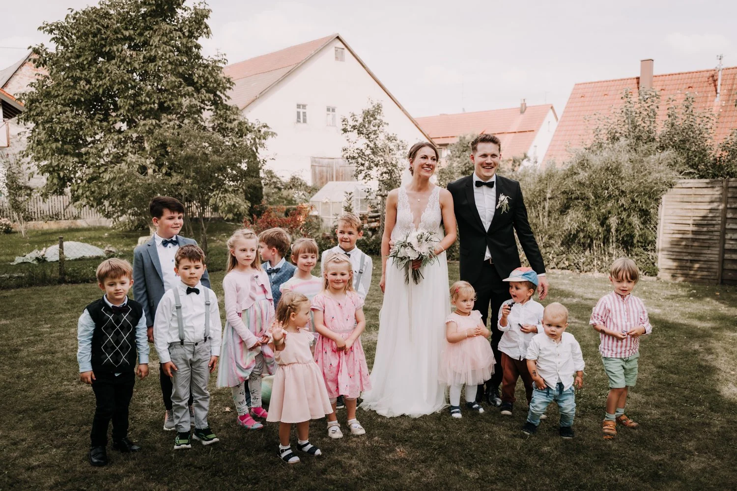 yessica-baur-fotografie-hochzeit-merklingen-sektempfang-brautpaar-kinder-familienshooting-schwäbischealb.jpg