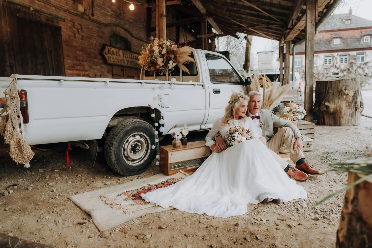 brautpaar-hochzeit-toskana-sitzend-jeep-stuttgart.jpg