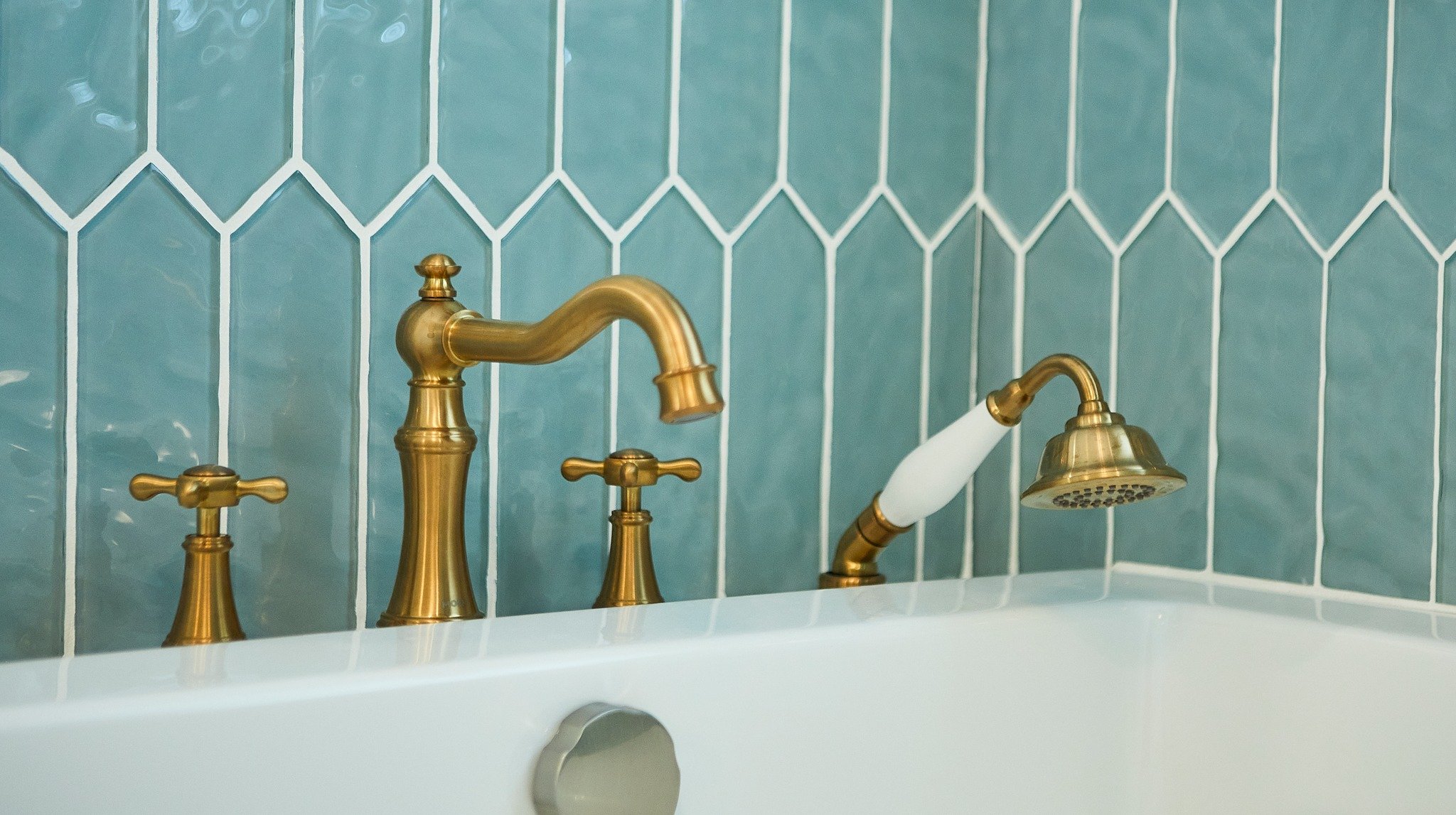 This bathroom renovation? Pure gold. From gleaming fixtures to luxurious finishes, every detail shines bright. #bathroomrenovation  #homeimprovement #ludesignbuild #interiordesign
Designer: @jennifer_chapman_designs
Photo Cred:@amyschrommproductions