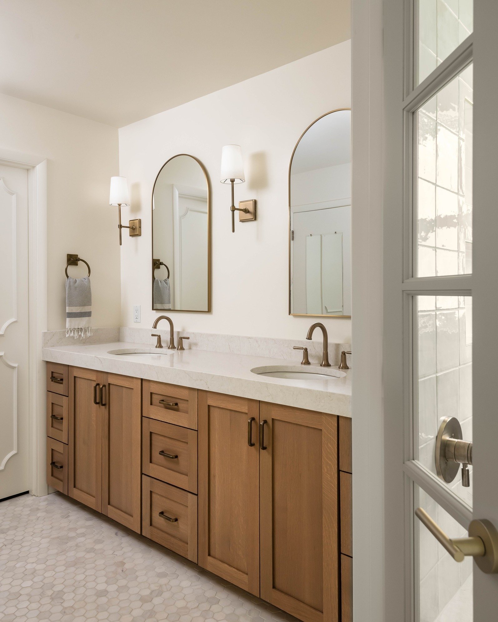 Step into the epitome of sleek sophistication with our master bathroom design. Clean lines, modern elegance &ndash; it's the ultimate blend of style and functionality. #sleek #homeimprovement #ludesignbuild #interiordesign
Designer: @mcavindesign
Pho