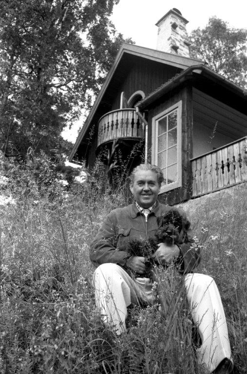 Jussi in front of his studio with Bongo.