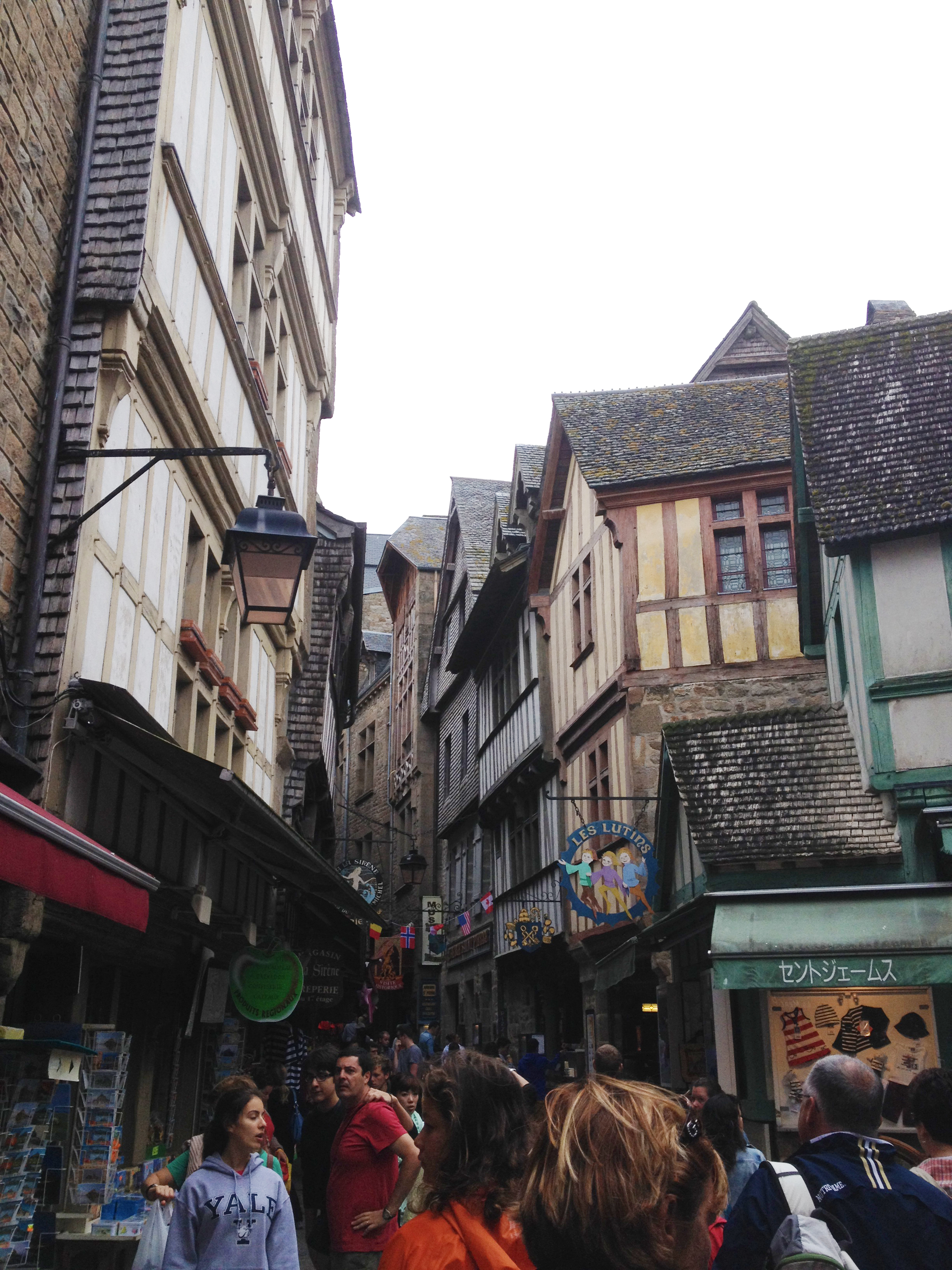  The town that twists around a rock in the ocean - Mont Saint-Michel 