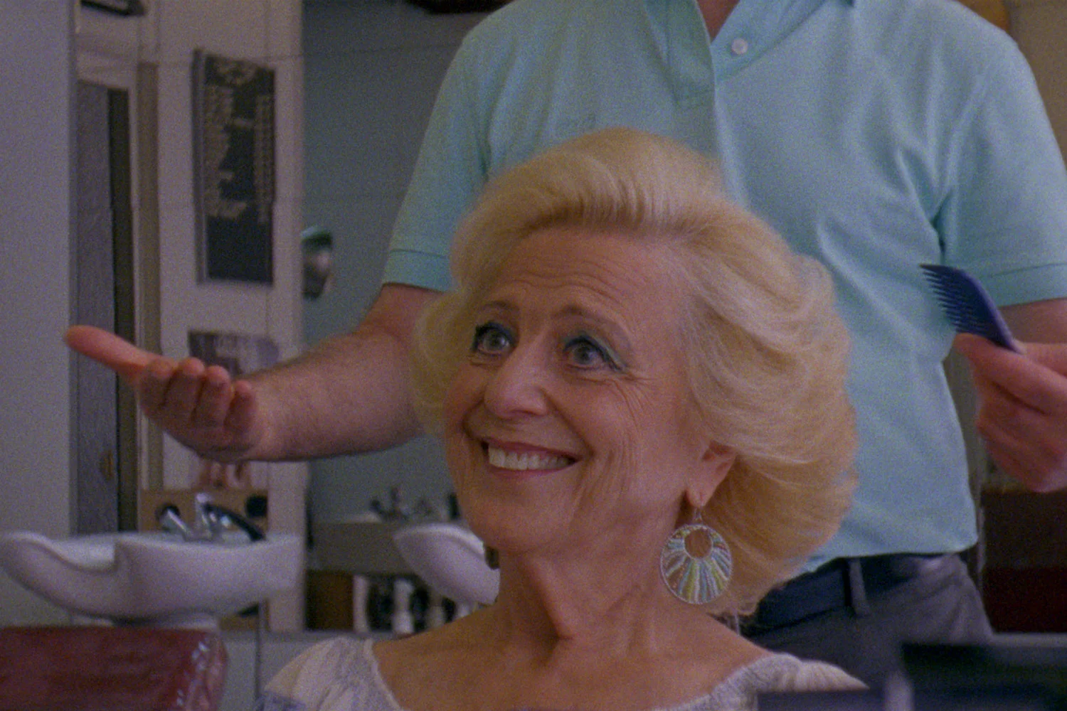 A still from Maison du bonheur