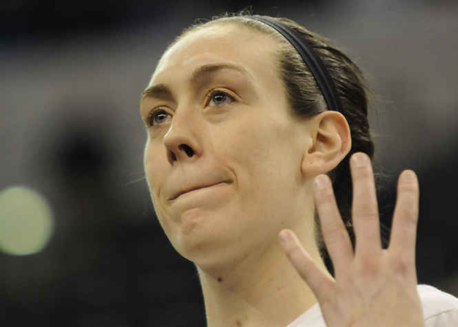  Breanna Stewart holds up four fingers, representative of her four national championships following UConn's 82-51 victory over Syracuse at Bankers Life Fieldhouse in Indianapolis, Ind. on Tuesday April 5, 2016. Stewart was named the Most Outstanding 