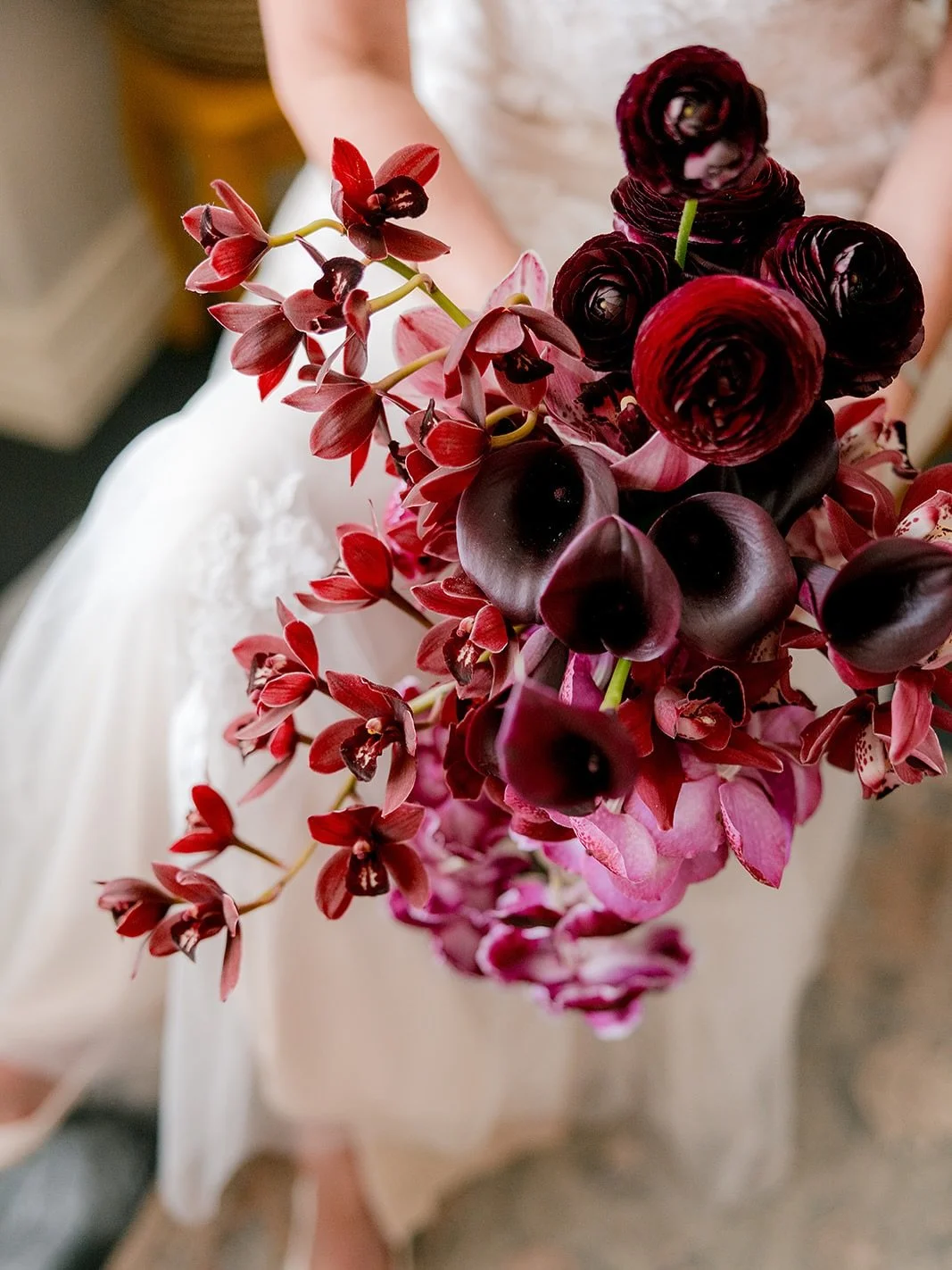 Totally obsessed with Pauline&rsquo;s modern and moody bouquet. 

This bridal bouquet features a mix of stunning flowers including black calla lilies, cymbidium orchids, ranunculus and phalaenopsis orchids. 

Beautifully captured by @samantha.heather