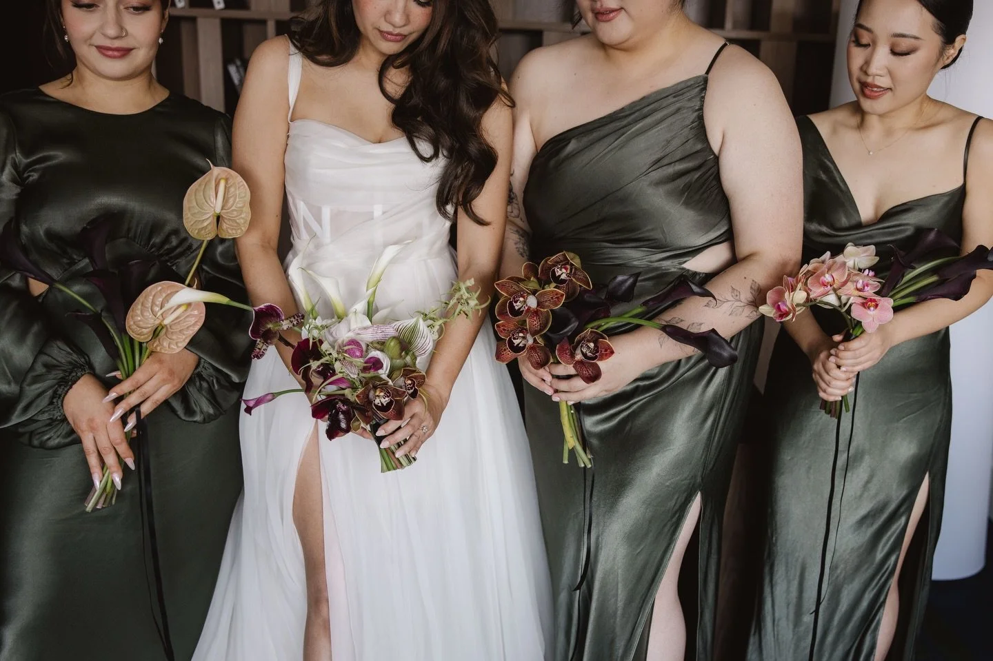 A luxe and stunning orchid bouquet for a very special floral fairy @brenndawgs 

Make sure you zoom in on the last image so you can really appreciate the incredible slipper orchids. 

Photographer | @alexmarksphotography 
Videographer | @two.folk 
Ve