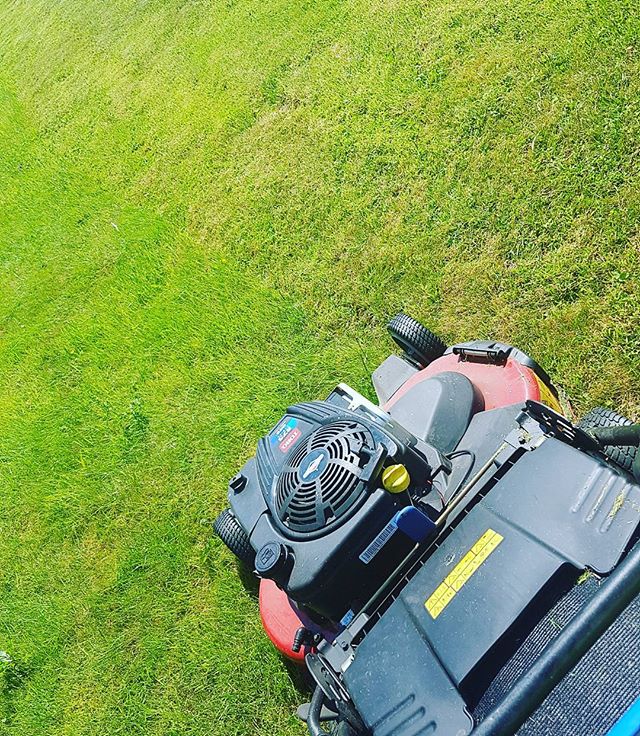 its was a fine day for it... grass cut and hitting the road for a wedding in #CAVAN !! dont forget #PORTAFERRY tomorrow night tuesday 😃 #ritchieremoontour #wheresthediffonthis #seeyousoon