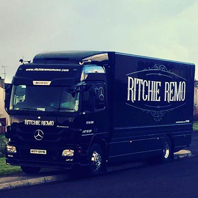 so this WEEEE LORRY has been spotted in buncrana.... it can only mean one thing... @gerard.mchugh  hasnt to travel far tonight 😂 #bigbandbiglorry  #bigtang #everyonefollowgerry #ritchieremo🎻  #ritchieremoontour #Hitthediff