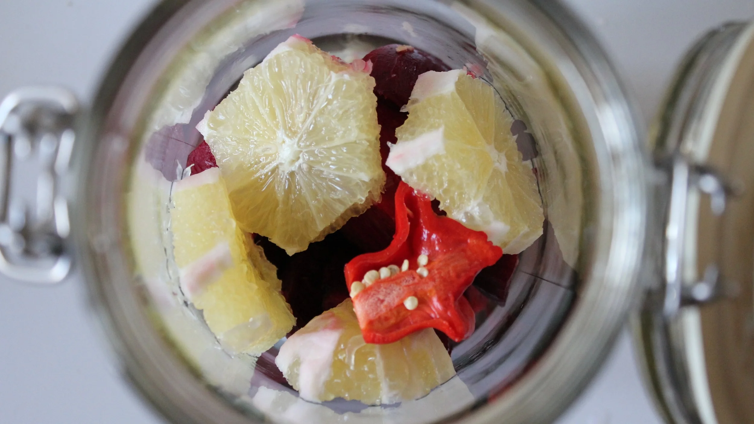 Rdeča pesa, čili in citrusi čakajo, da bodo s fermentacijo postali kvass (slovanska pijača iz rdeče pese).