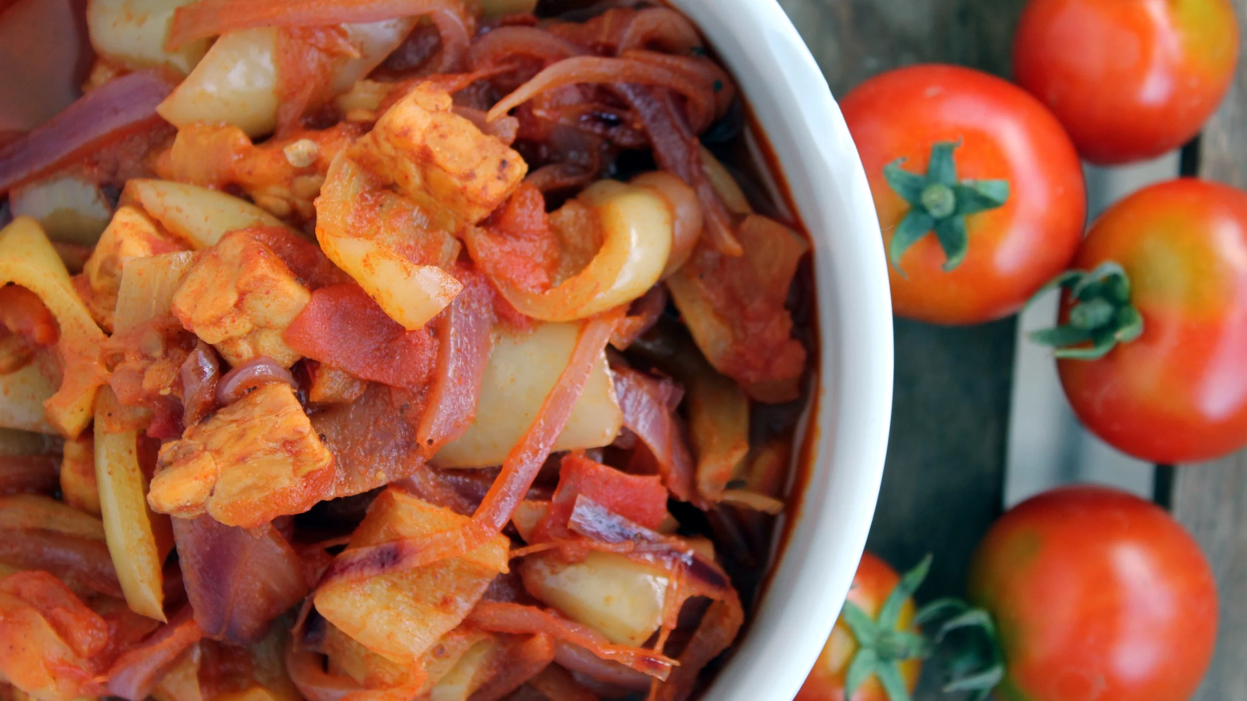 Paprika + paprika + paprika + ... tempeh. In paradižnik.