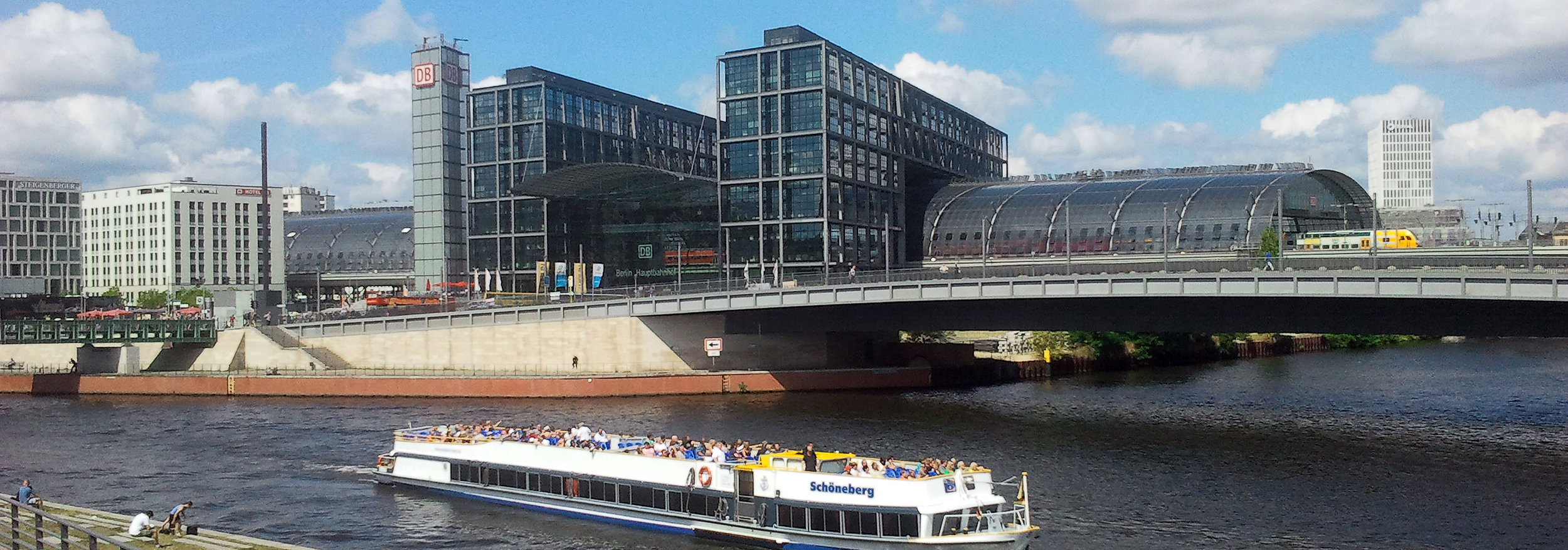 Berlin, HAUPTBAHNHIOF von der Spree aus_OPT_2014-07-31 12.32_900p_.jpg