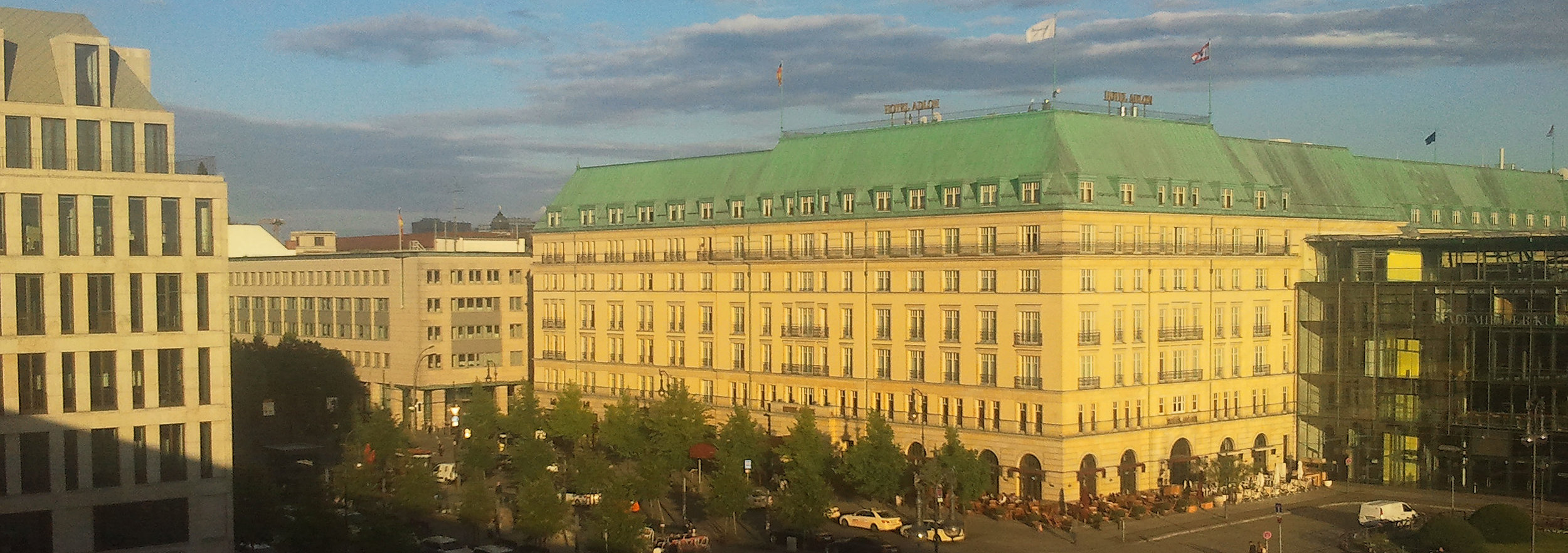 Hotel Adlon + UNTER DEN LINDEN_2014-07-02 20.07.22_OPT_Streifen 900p.jpg
