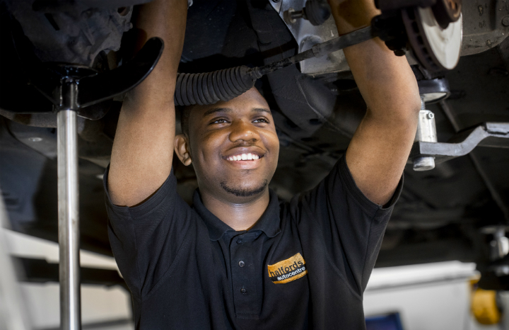 Autocentres%20tyre%20change.jpg