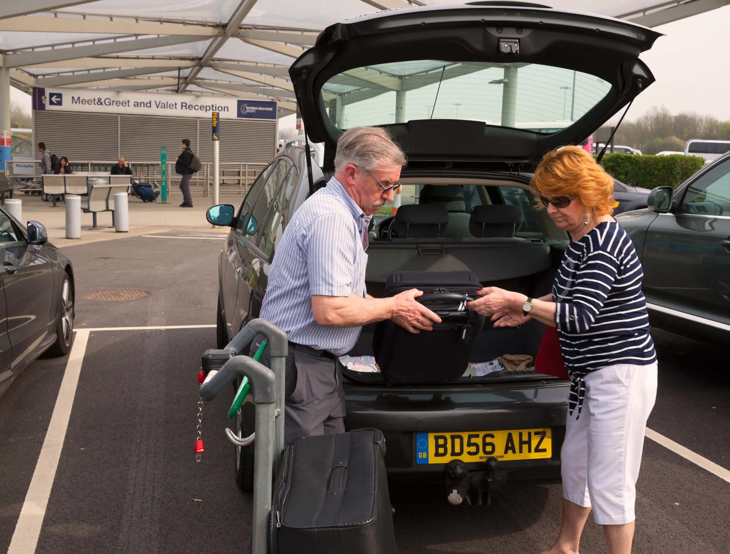 4. Couple unloading luggage.jpg