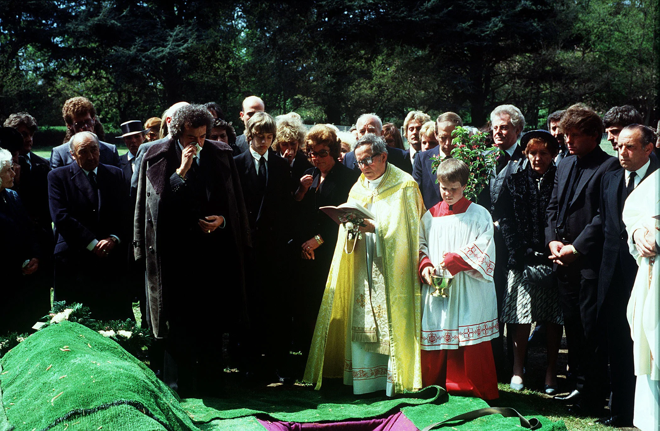 diana-dors-funeral.jpg