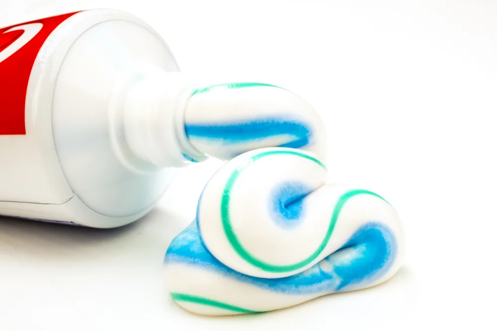 toothpaste-cleaning.jpg