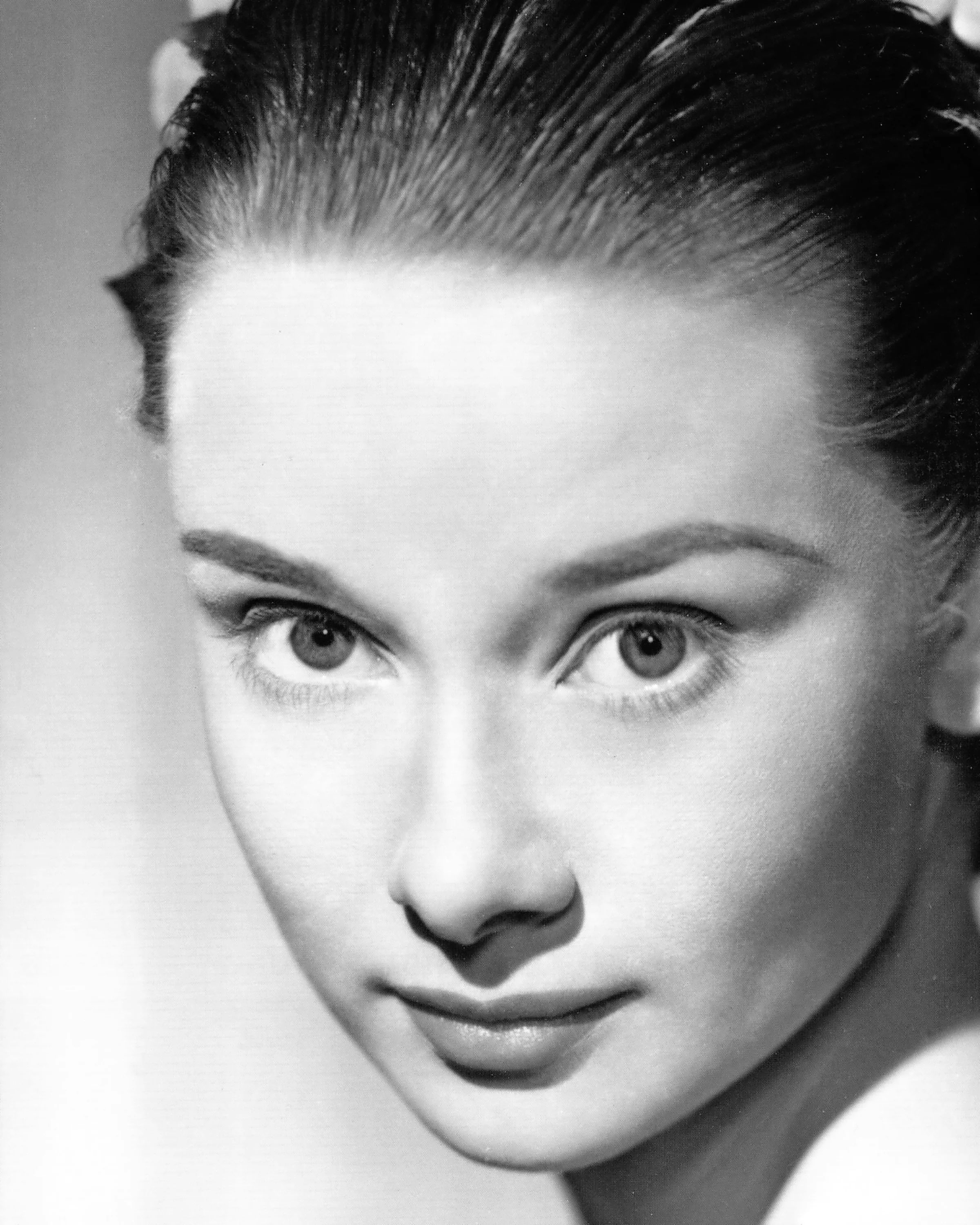bgnk4a_Audrey Hepburn about 1949.jpg