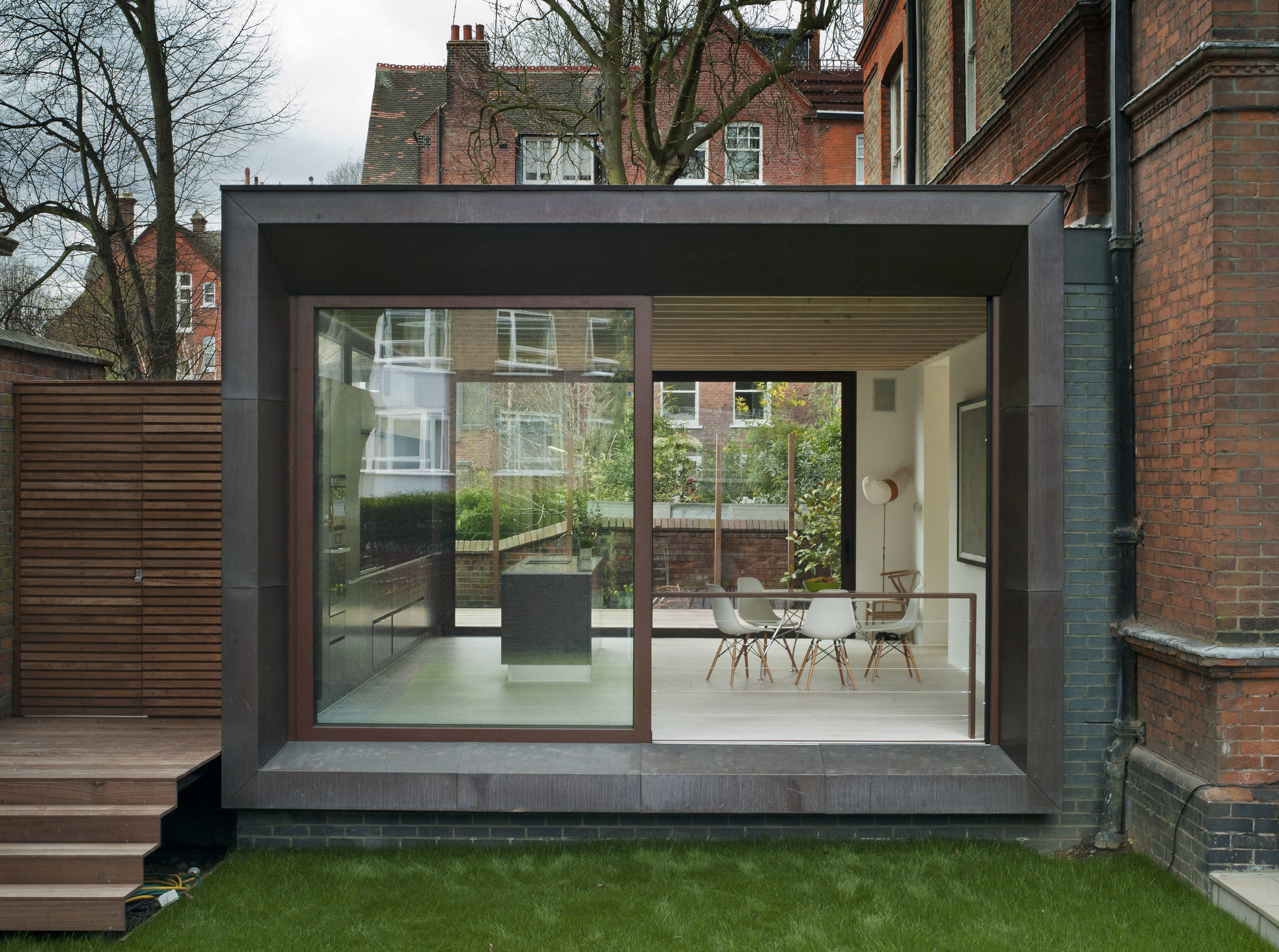 Akenside Road is a side extension to an apartment occupying the ground floor of a large red brick detached Edwardian House. The room is an open plan space with extensive views of the garden and plentiful daylight, into which the core kitchen, dining and living areas are located.