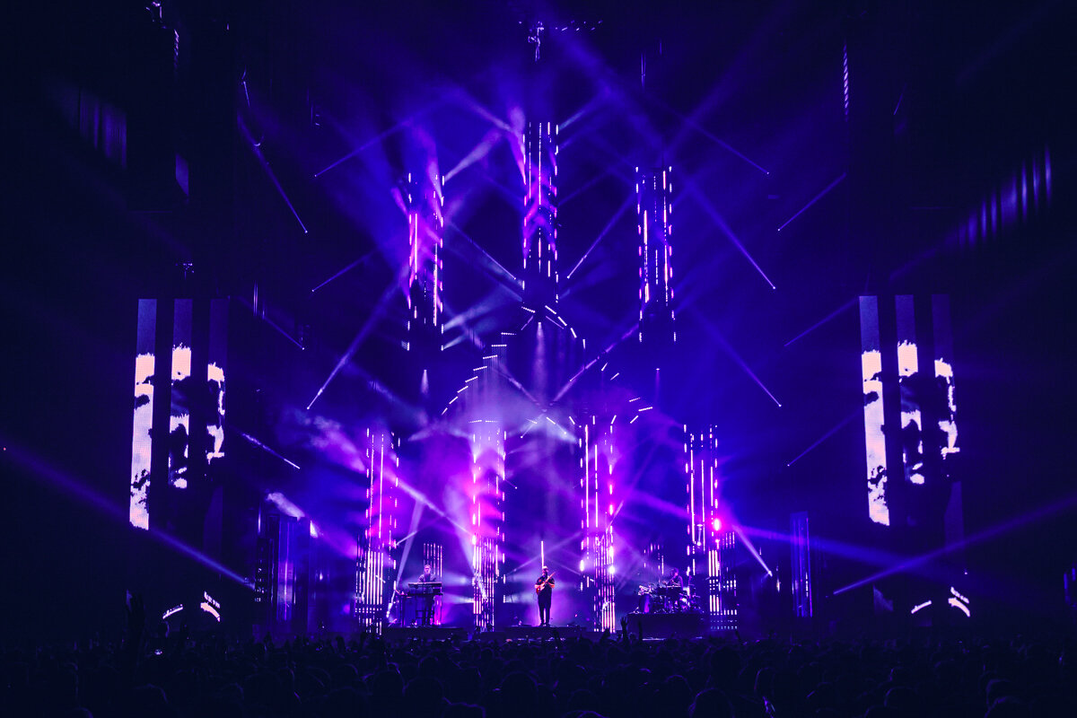 Терминалы быстрого перемещения в киберпанке. Клубная вечеринка. The international 2019 арена. Киберпанк бар игра. Концертный зал олимпийский в москве.