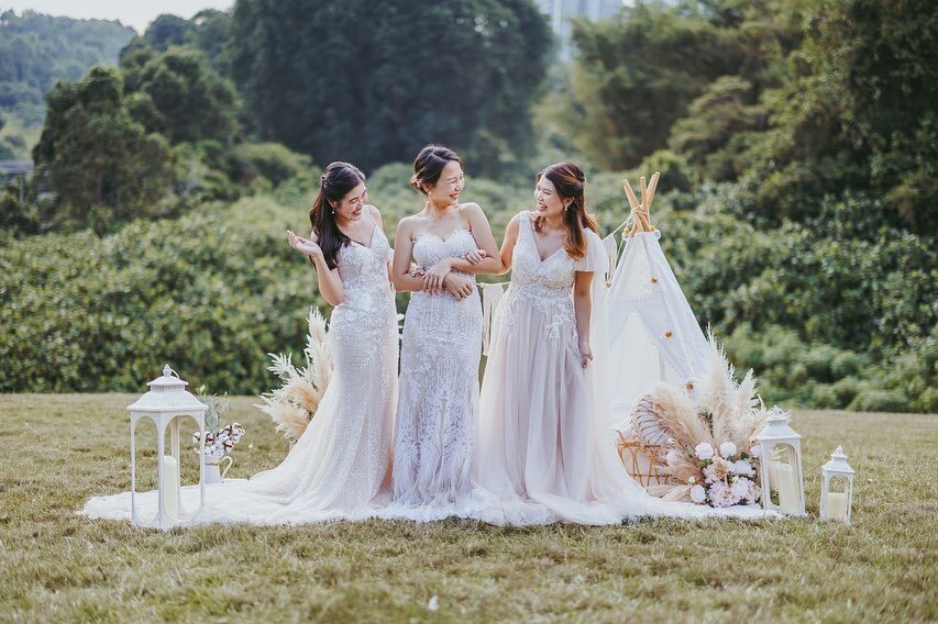 Had a styled shoot awhile back with these guys! Do check them out :) 

💄: @suburbs.bridal
🎥: @justmarriedfilmssg 
👗: @louvrebridal 
🎈: @hellojoi.co 
Models:
Dionne @heylookitsdionne 
Jolene @jjloves86 
Pam @prettydamnpam