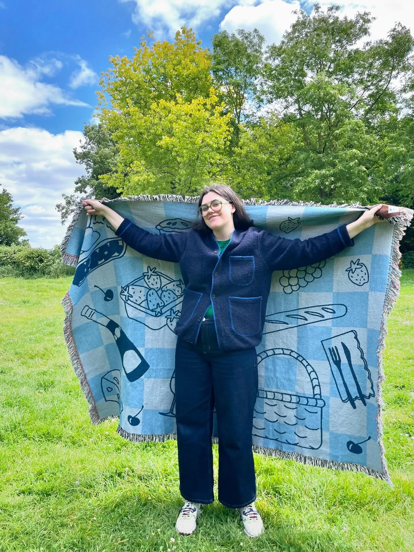 The final cheeky Sample Sale deal this Saturday at @saladdaysmarketlondon is the blue picnic blanket! 

Spend the rest of the summer lounging outside on this blue beauty, and then wrap up all cosy for the chilly months :) 

Snag 45% off the blanket -