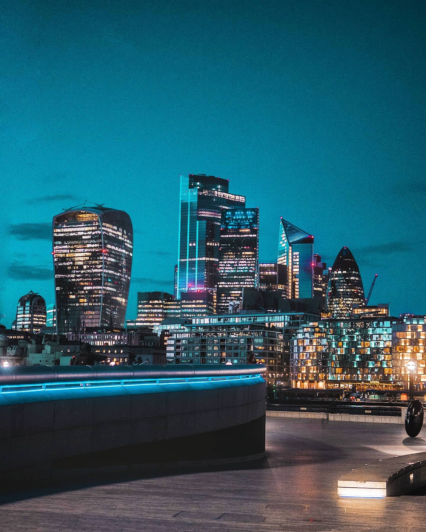 Pretty Lights, Pretty London 
.
.
📷  Neptune.Official 
#NeptuneVisuals 🌊🔱🌊
.
.
#london #londonphotographer 
#metroldn #uk_shooters #lights 
#citylights #creatives #potd📸 
#bluesky #ukphotographer #vibe
#portraituk #visuallondon #visual #architec