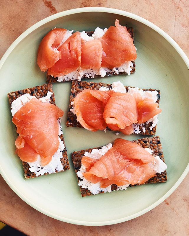 Starting my 10-day cleanse again today and kicking it off with these delicious smoked salmon cracker toasts and nourishing salad ➡️ The Balance Cleanse teaches you how to eat intuitively by letting you choose your meals from a long list of nutritious