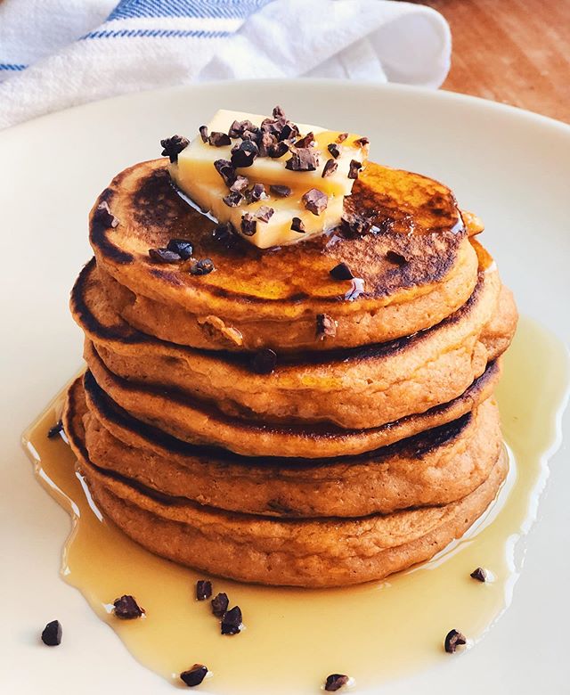 PANCAKES n&rsquo; CHILL ✨ Making plans for the weekend? Let these sweet potato pancakes slide up in there 🥞🍠They are fluffy, moist and the perfect addition to your Saturday or Sunday morning on a chill day. These are by far my favorite pancakes to 