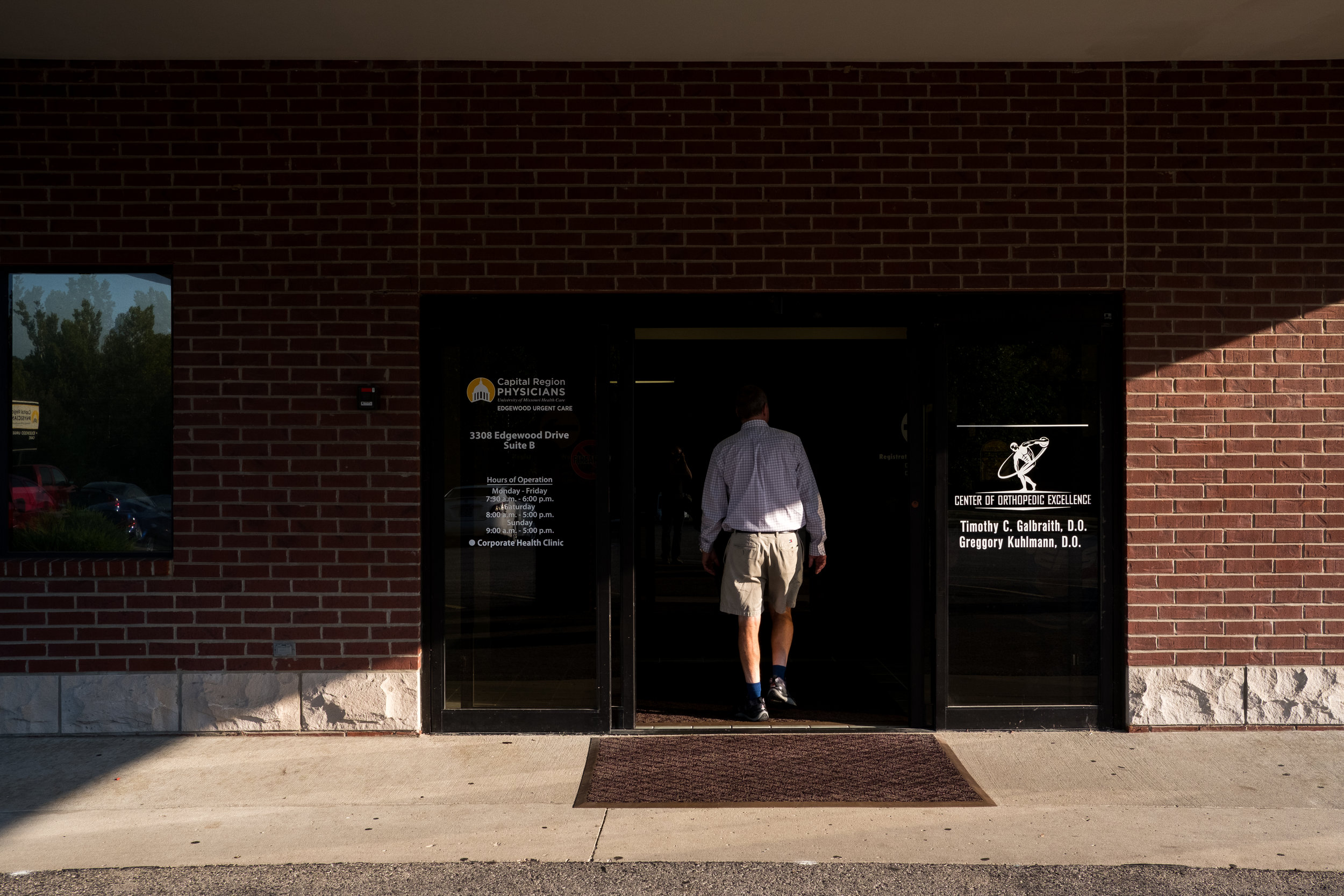  Greg enters a clinic in Jefferson City to meet with his orthopedic surgeon because of an elbow that his been causing him pain.&nbsp; 