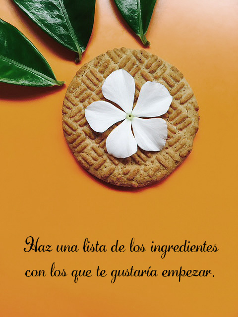 ¡Apunta todo lo que ocupes! Una buena lista nos ayudara a ser más ordenadas y más productiva. Te recomendamos empezar con hojas y pedacitos frutas. Tenemos la bendición de vivir en este paraíso tropical donde conseguir una fruta, hojitas verdes es tarea sencilla. Revisa ¿cuál tipo de hoja tenes más a mano y cuál fruta te es fácil de conseguir? Esto es para que una vez que empieces todo este fresco y salga perfecto en la fotografía.
