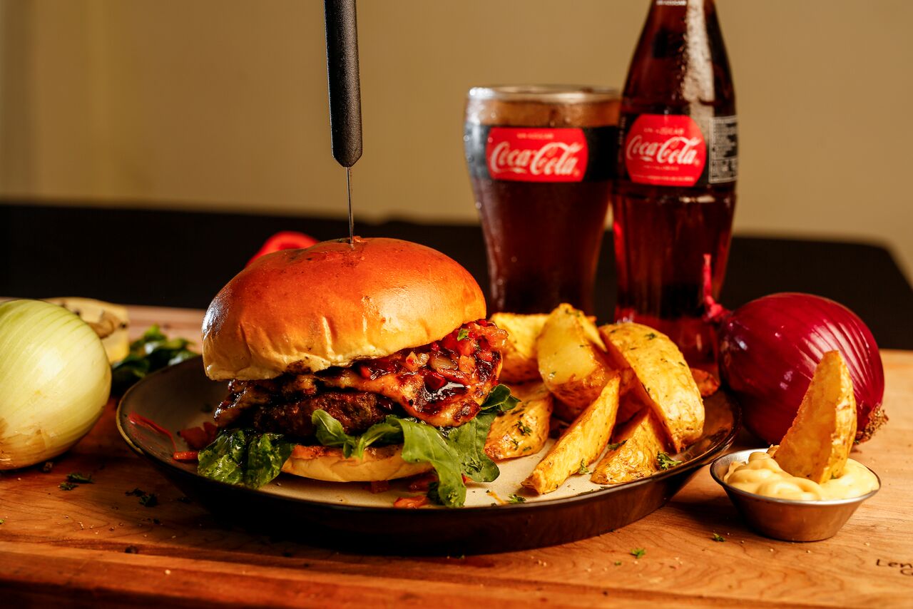 La 33 Elchef, dueño y creador del platillo Ronald Brenes Rivera es un gastrónomo demente, amante del fuego con estudios en gastronomía. #LIGHTMYFIRE Combinación de una torta Kobe Beef 8oz, tocineta,queso montino al grill y arúgula bañada en nuestra salsa especial de chili jelly a base de pimientos rojos y cebolla, rostizada al isky logrando resaltar los sabores del fuego alimentado por la luz y el calor de los carbones ardientes entorno del ... Llamado el Grill.