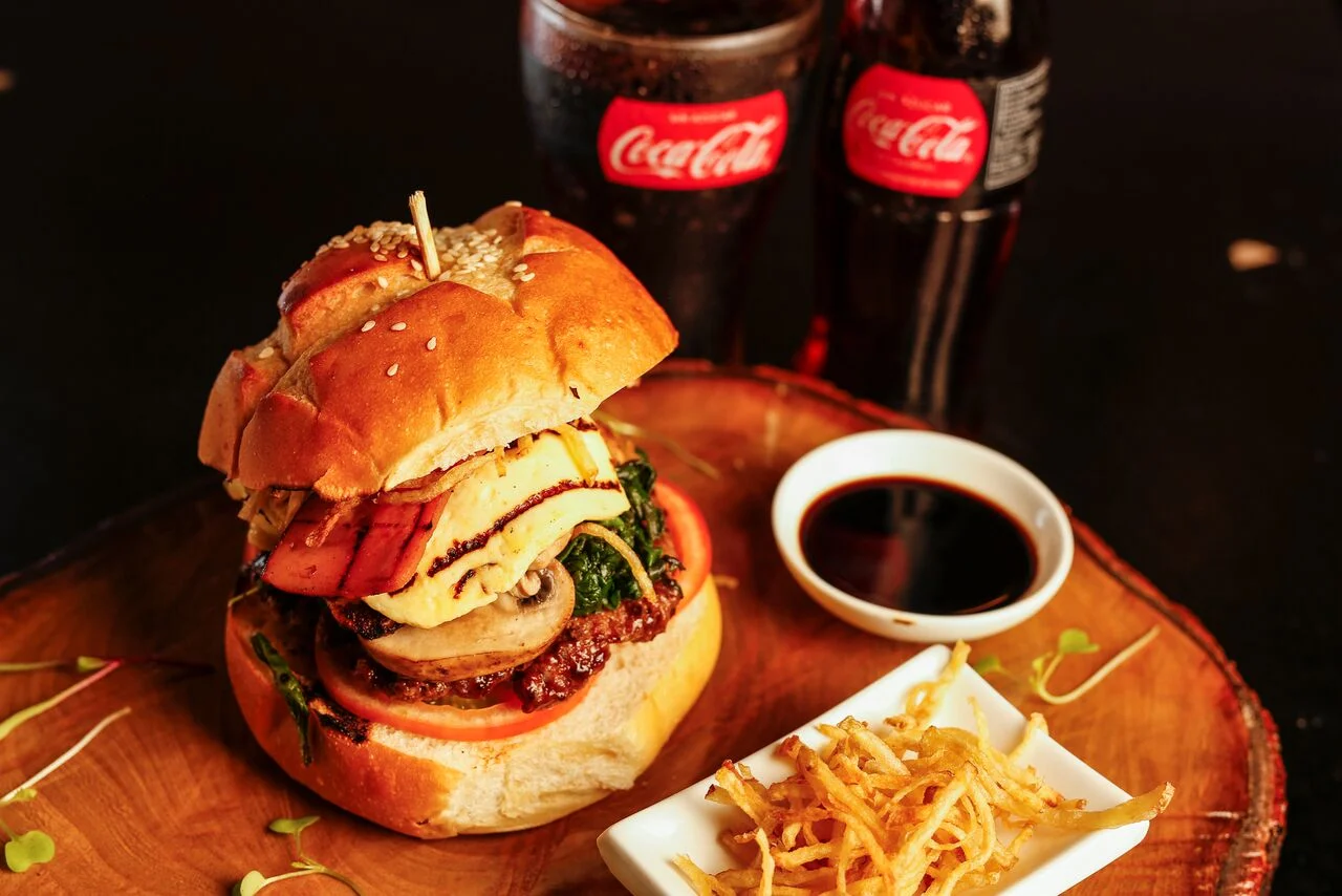 Il Gourmet Chef Illiam Leòn Lobo, joven chef de 26 años, cuenta con 5 años de experiencia, realizó su carrera gastronómica en Politécnico Internacional, apasionado por la cocina costarricense. #HETFIELD Hamburguesa de lomo salteado hecha con torta angus con jugo de lomo salteado, champiñones, tomate, espinaca, queso fresco, tocineta, acompañado de papitas al hilo.