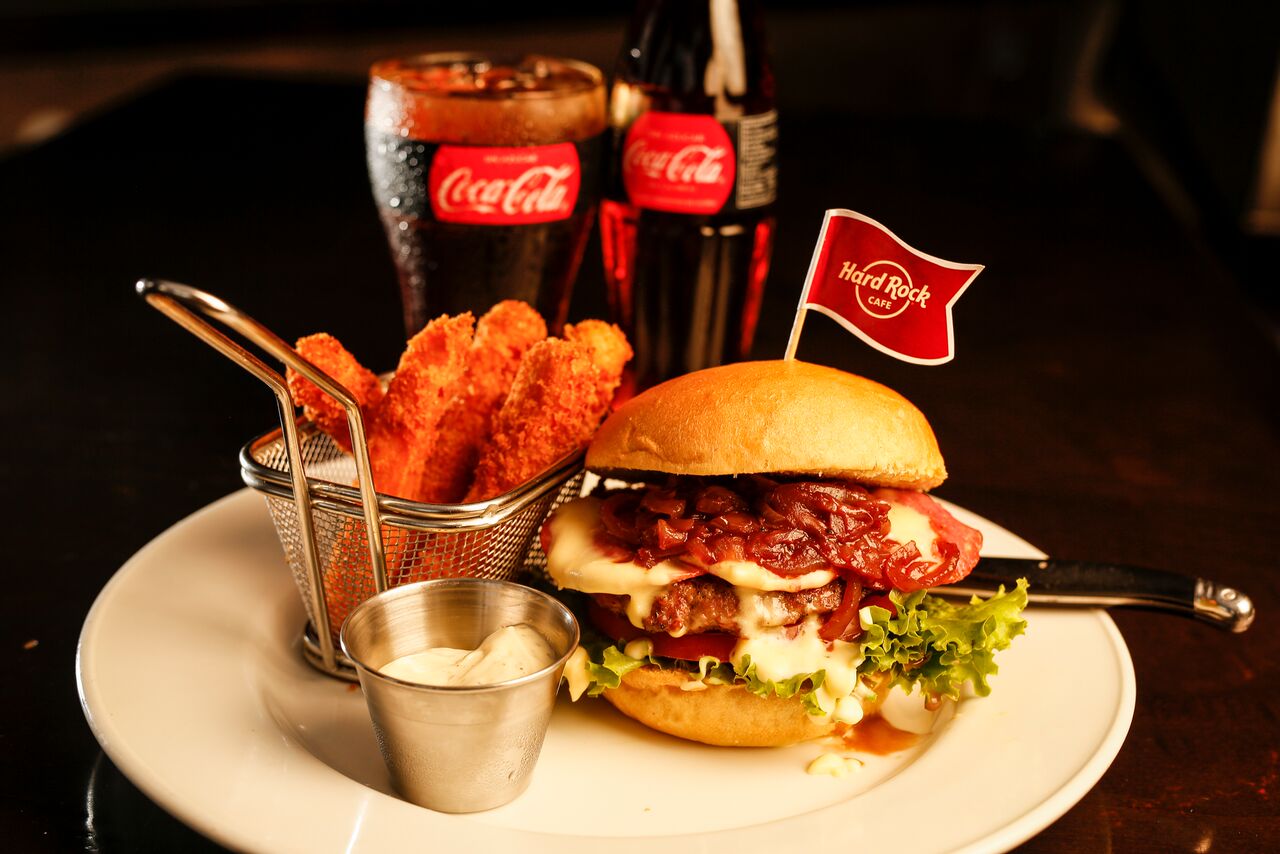 Hard Rock Cafe Gilberto Ghisoli, ha sido Gerente Genreal por 11 años en Hard Rock Café y desde hace 8 meses está al frente de Hard Rock San José. #WINESUMMER Es una apuesta a los origenes de una propuesta sencilla pero deliciosa, mezclando sabores fuertes de cebollas caramelizadas al vino tinto, una espesa salsa de queso especial, salami y tomate marinado. Acompañada de unos originales bastones de zanahorias empanizados.