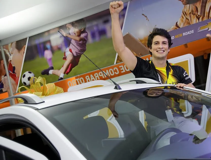 André Campos fue el ganador del concurso Creá tu propio Beat, organizado por Chevrolet como parte dellanzamiento de su nuevo modelo en el país. Éste joven de 21 años ya no tendrá que pedirle prestado el vehículo a su mamá ya que la marca le entregó el Chevrolet Beat hatchback 2018. “Fue una experiencia súper chiva, que gracias a mi familia y amigos me permitió ganar este carro, soy estudiante, practico atletismo, y comparto el carro con mi mamá entonces esto será un gran alivio para ambos, definitivamente es una bendición para mí” afirmó André Campos, ganador del concurso. Otros 19 jóvenes también participaron de diferentes retos dirigidos por yiyo y choché, sin embargo la suerte la tuvo este joven atleta y estudiante de Ciencias Políticas en la UCR. “El día de hoy finalizamos el concurso Creá tu propio Beat, con una serie de retos que nos permitió seleccionar al ganador de este vehículo, agradecemos a todos los participantes su apoyo yesfuerzo realizado, esperamos seguir ofreciéndoles dinámicas atractivas y por supuesto muchos más vehículos que se adapten a sus necesidades y hasta caprichos” concluyó Cindy Quesada, Gerente de Mercadeo de Chevrolet. 
