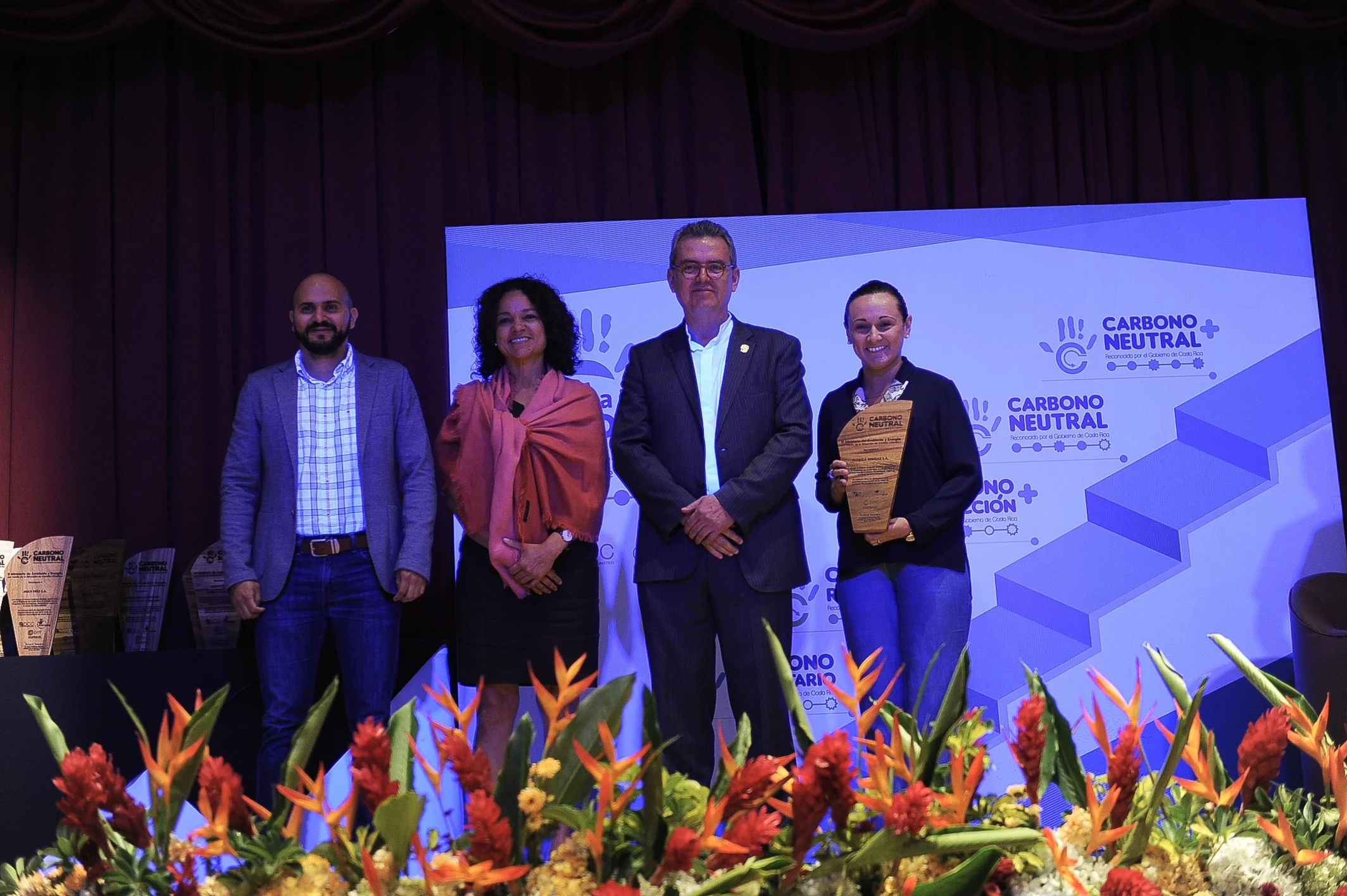 Luis Guillermo Valerio, Jefe de Proyectos Ambientales de FIFCO; Andrea Meza, Directora de la Dirección de Cambio Climático del MINAE; Dr. Edgar Gutiérrez Ministro del MINAE ; Sofía Ruiz, Jefe de Gestión Ambiental de FIFCO.