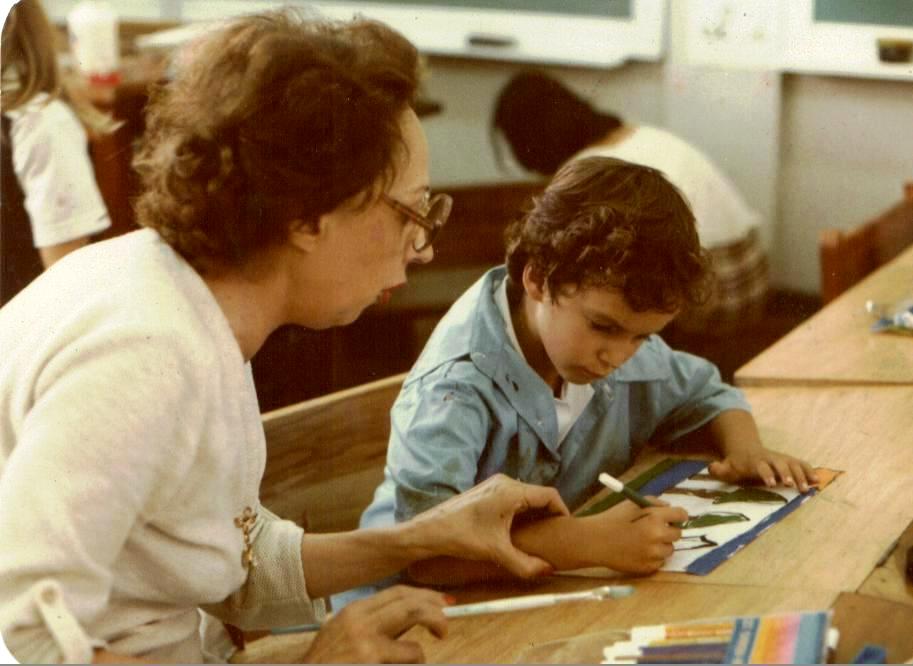 Olga Espinach guiando a un estudiante del Catie (1985)