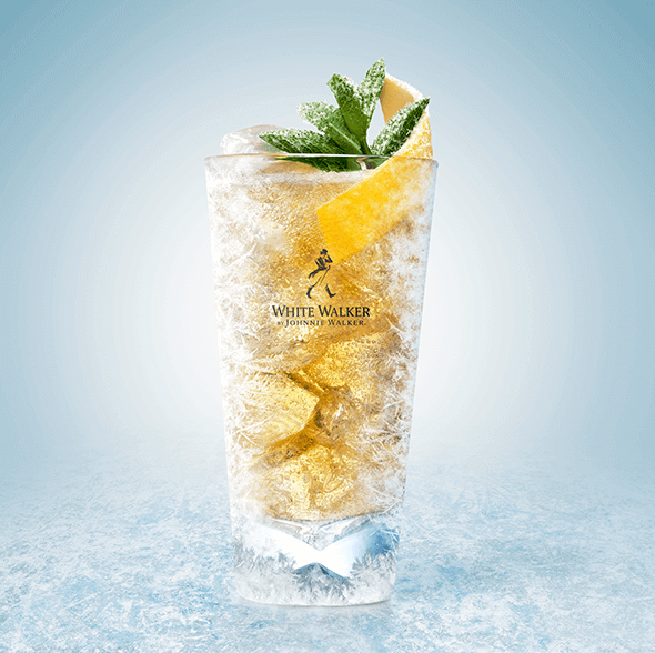 White Walker Highball ∙ Congele el vaso en el congelador ∙ Agregue suficiente hielo al vaso tipo highball ∙ Añada 50 ml de White Walker de Johnnie Walker ∙ Añada 150 ml de soda ∙ Decore con menta fresca y un toque de limón