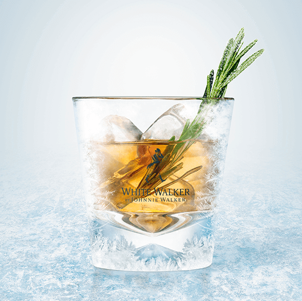 White Walker Old Fashioned ∙ Congele el vaso en el congelador ∙ Agregue suficiente hielo al vaso ∙ Añada 50 ml de White Walker de Johnnie Walker ∙ Añada 10 ml de soda jarabe de sirope ∙ Añada 1 guarnición de amargos de angostura ∙ Añada 1 pizca de amargo de naranja ∙ Decore con romero congelado