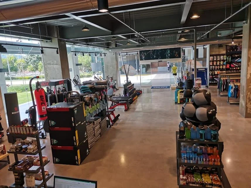 UNO Sports abre su nuevo local en Escazú — San José Volando