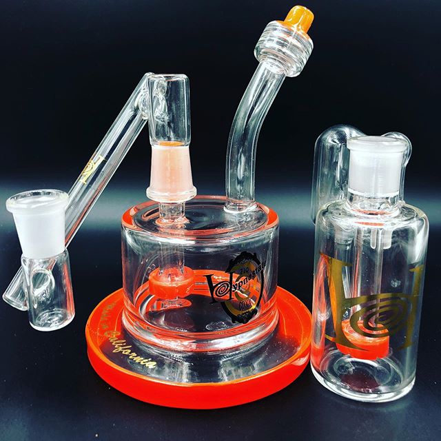 Hello Staxx fam! It&rsquo;s a beautiful Sunday and we have a sick set up to show ya🔥 This @hypnostate set comes with a drop down , ash catcher , dabber , flower bowl , and a classic dome and nail with stands for both ! This is one of three sets we h