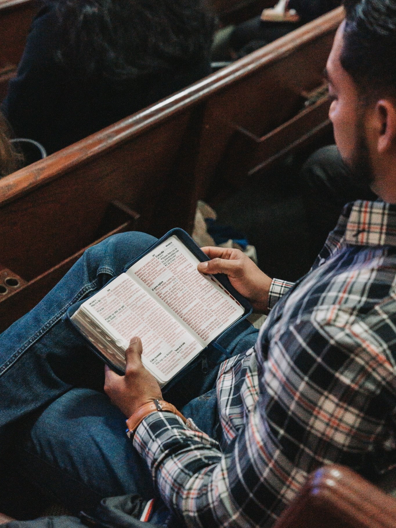 &ldquo;Estas palabras que yo te mando hoy, estar&aacute;n sobre tu coraz&oacute;n. Las ense&ntilde;ar&aacute;s diligentemente a tus hijos, y hablar&aacute;s de ellas cuando te sientes en tu casa y cuando andes por el camino, cuando te acuestes y cuan