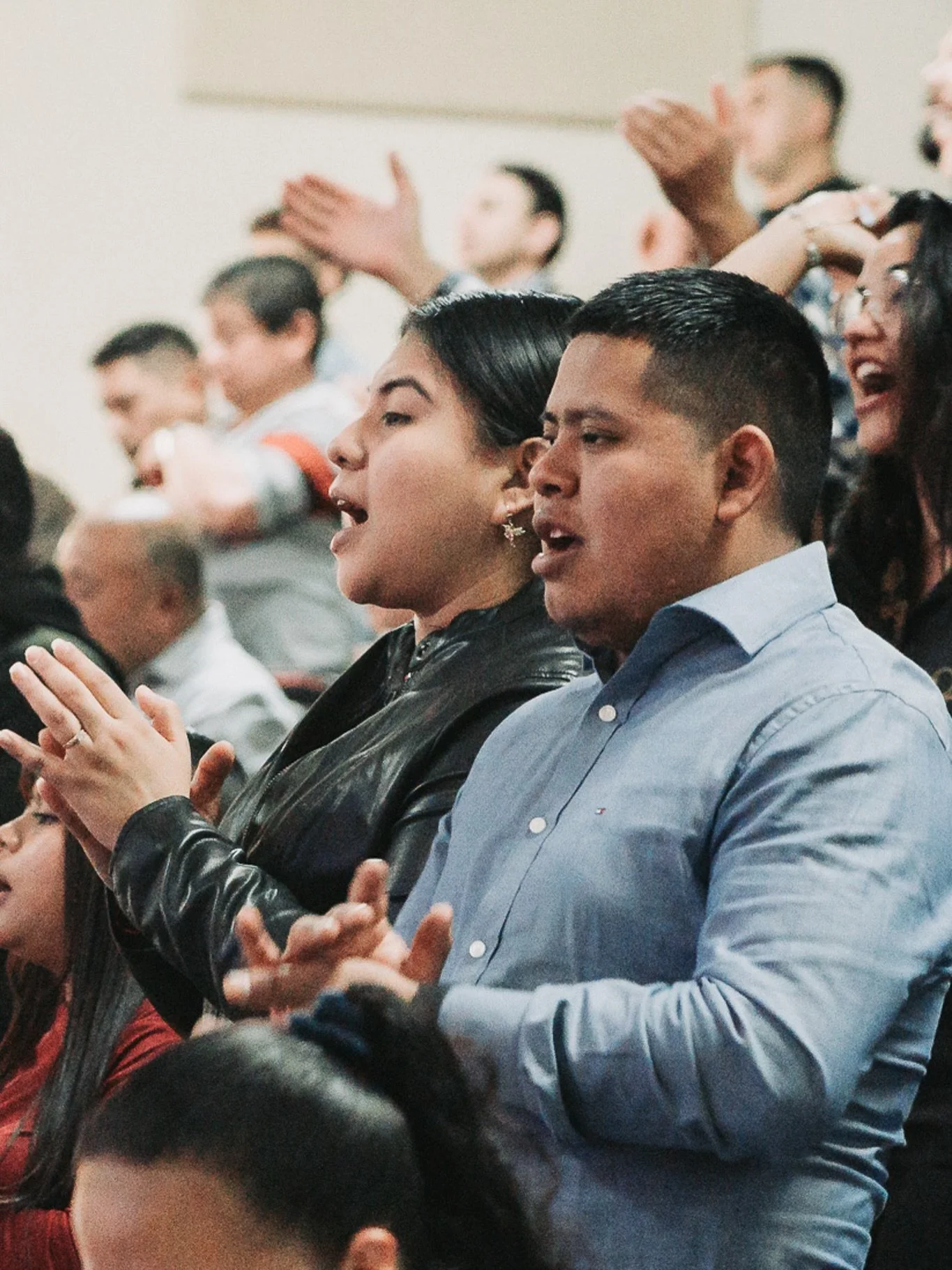 &ldquo;Como a medianoche, Pablo y Silas oraban y cantaban himnos a Dios, y los presos los escuchaban&hellip; Al instante se abrieron todas las puertas y las cadenas de todos se soltaron.&rdquo;

‭‭Hechos‬ ‭16‬:‭25‬-‭26‬ ‭NBLA‬‬