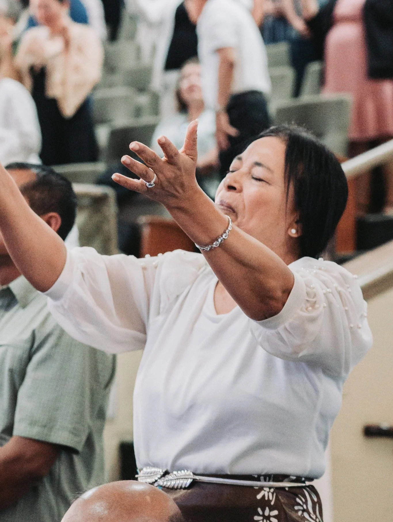 &ldquo;Y acost&aacute;ndose bajo el arbusto, se durmi&oacute;; pero un &aacute;ngel lo toc&oacute; y le dijo: &laquo;Lev&aacute;ntate, come&raquo;. El &aacute;ngel del Se&ntilde;or volvi&oacute; por segunda vez, lo toc&oacute; y le dijo: &laquo;Lev&a
