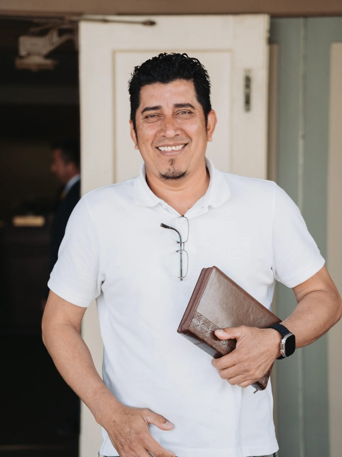 &ldquo;Jacob se qued&oacute; solo, y un hombre luch&oacute; con &eacute;l hasta rayar el alba. Cuando vio que no pod&iacute;a prevalecer contra Jacob, lo toc&oacute; en la coyuntura del muslo, y se disloc&oacute; la coyuntura del muslo de Jacob mient